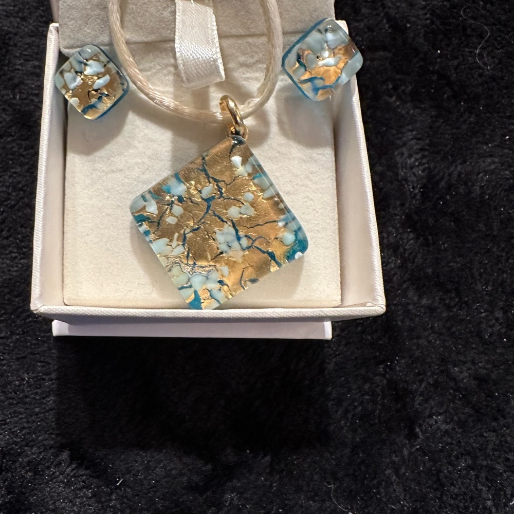 Elegant Blue and Gold Pendant Necklace Set